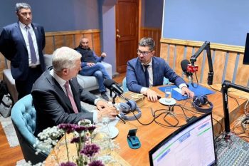 Alcalde de Frutillar entrega petitorio a Kast durante Salmon Summit 2026